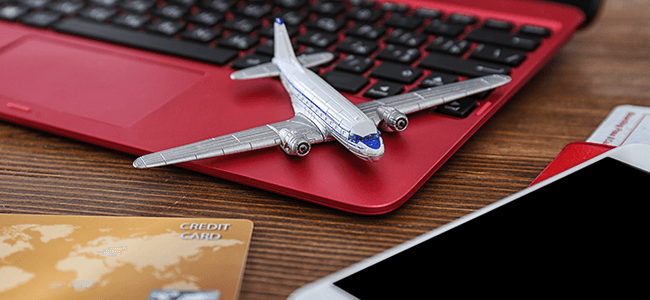 飛行機の模型とクレジットカード