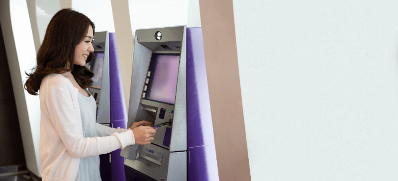 ATMを利用する女性