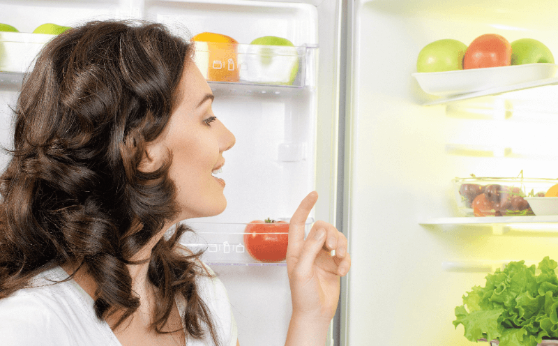 冷蔵庫を確認する女性