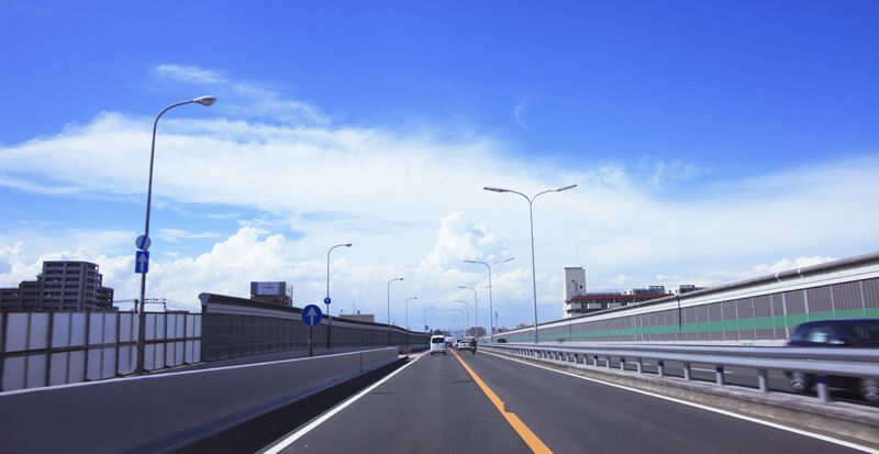 高速道路と青い空