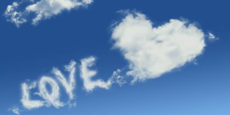 雲で描かれた「LOVE」